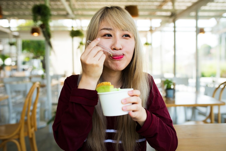 無料Photo メロンのアイスクリームの幸せを食べる女性