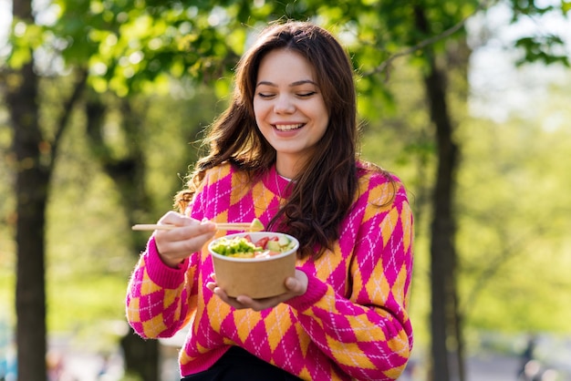 Una donna che mangia un poke