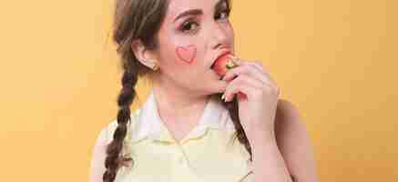 Free photo woman eating a strawberry