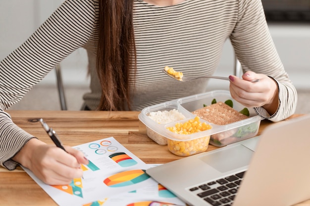 食べると自宅で仕事の女性