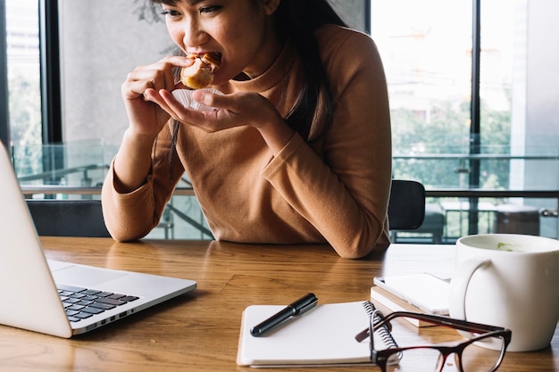 Foto gratuita donna, mangiare, posto di lavoro