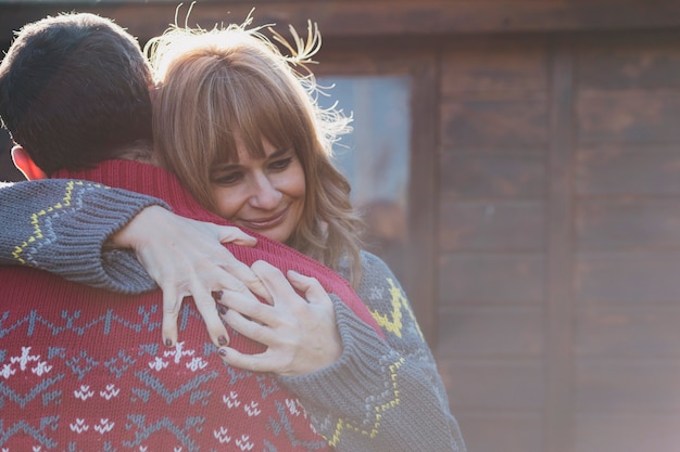 Foto gratuita donna che abbraccia il ragazzo all'aperto