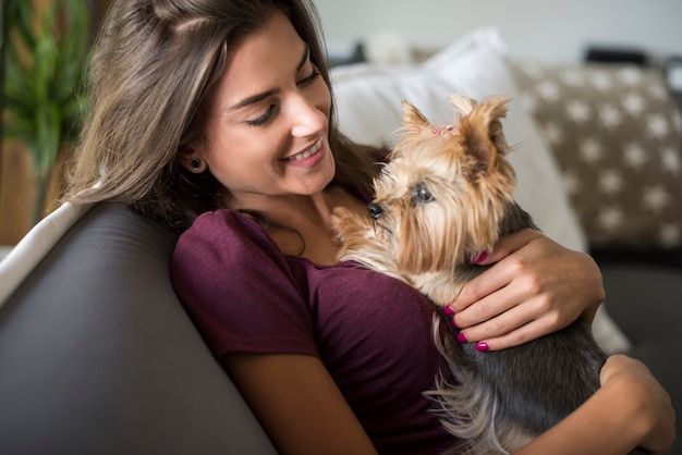 無料写真 彼女の小さな子犬を抱きしめる女性