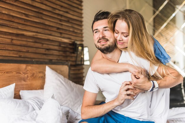 女、抱きしめる、男、ベッド