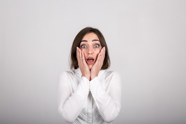 Foto gratuita emozioni della donna in studio