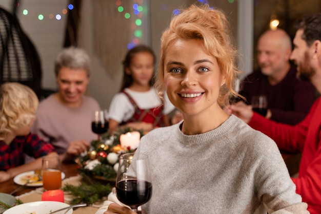 Бесплатное фото Женщина, наслаждающаяся рождественским ужином со своей семьей