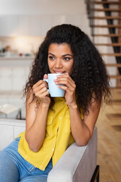 無料写真 一杯のコーヒーを楽しんでいる女性