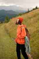 Free photo woman enjoying the beautiful rural surroundings