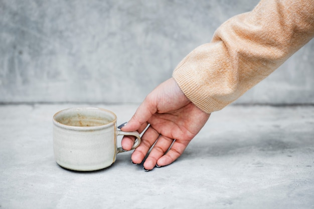 Donna che gode del caffè nel fine settimana