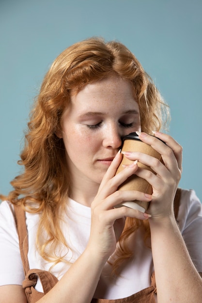 一杯のコーヒーを楽しんでいる女性