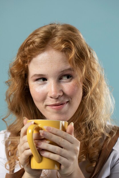 コーヒーを楽しんでいる女性