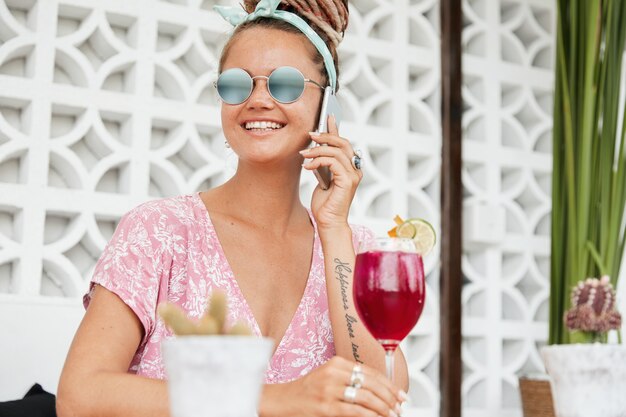 カフェでデザートやドリンクを楽しむ女性