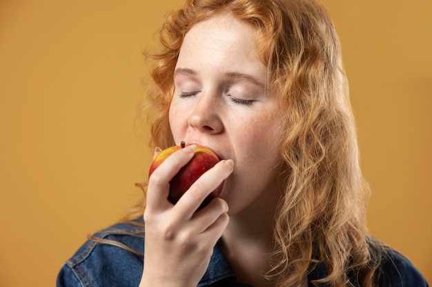 Donna che si diverte a mangiare una mela