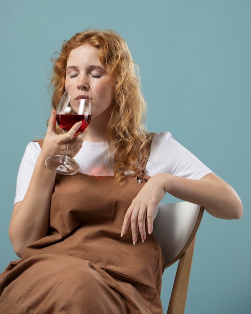 레드 와인 한 잔을 즐기는 여자