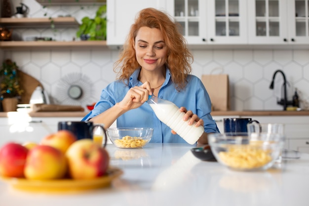 Free photo woman enjoying her breakfast