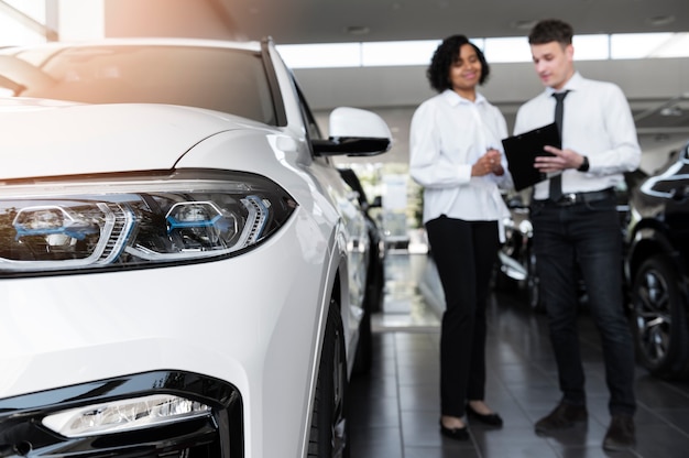 Foto gratuita donna che gode della sua indipendenza finanziaria durante l'acquisto di un'auto