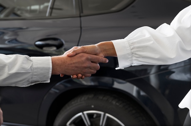 Foto gratuita donna che gode della sua indipendenza finanziaria durante l'acquisto di un'auto