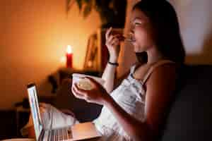 Free photo woman enjoying her time in front of her laptop