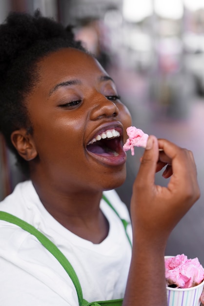 Foto gratuita donna che gode del gelato fuori