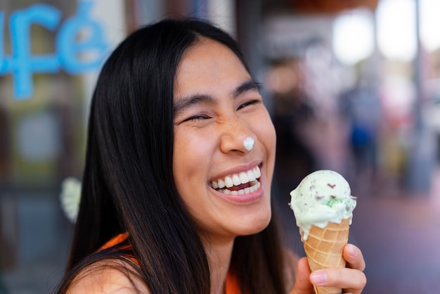 밖에서 아이스크림을 즐기는 여자