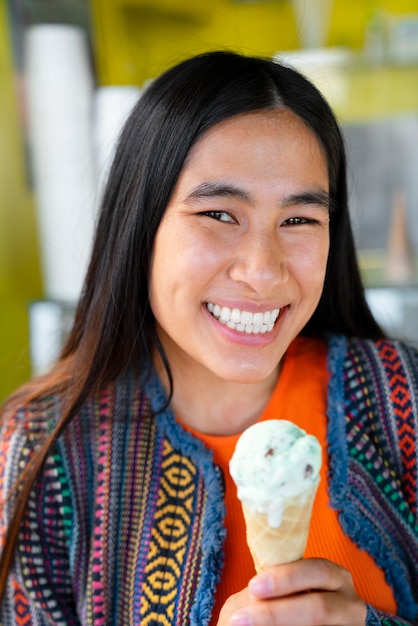 Foto gratuita donna che gode del gelato fuori