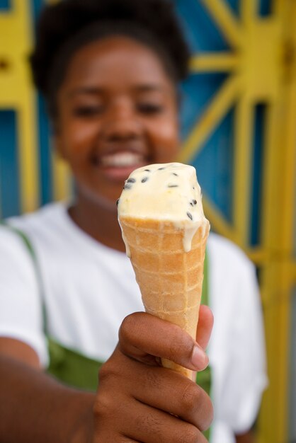 밖에서 아이스크림을 즐기는 여자