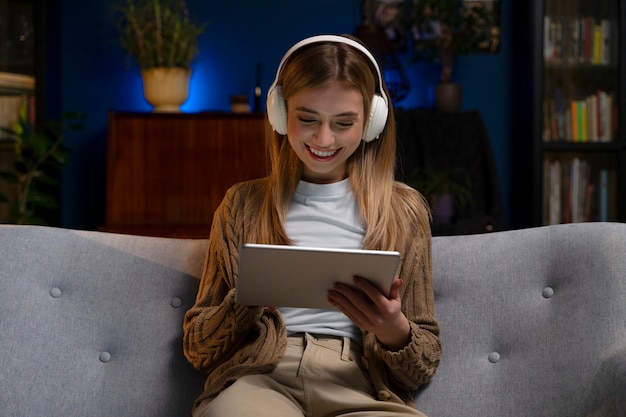 Free photo woman enjoying movie night