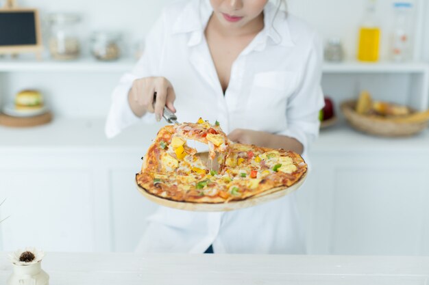 ピザを楽しむ女性
