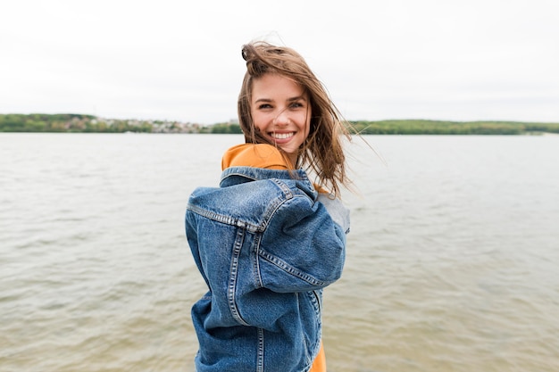 Foto gratuita donna che gode della brezza marina