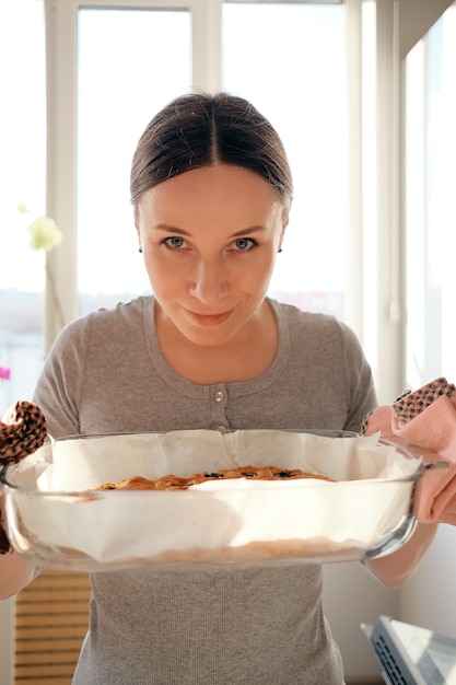 Free photo woman enjoying the smell of freshly baked pie