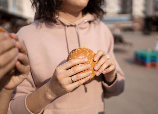 屋外で屋台の食べ物を楽しんでいる女性