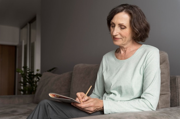 Foto gratuita donna che si gode un gioco di sudoku da sola