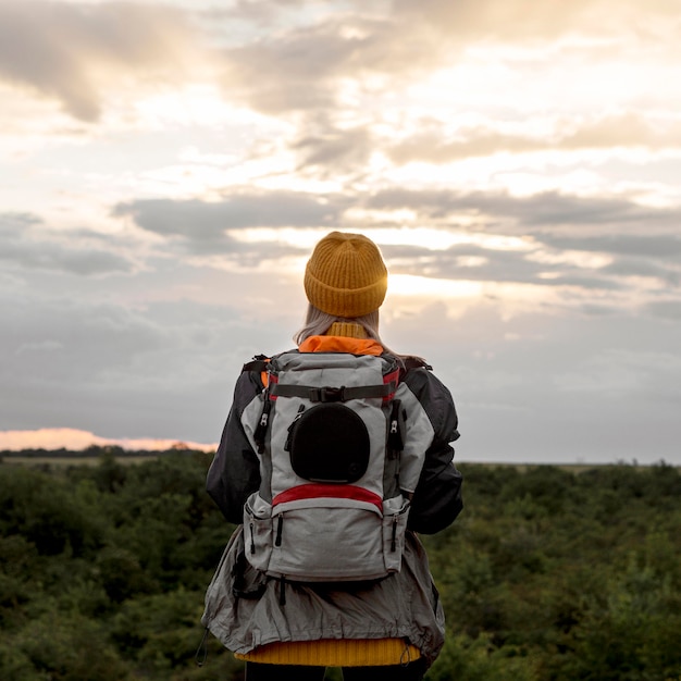 Foto gratuita donna che gode del tramonto in natura