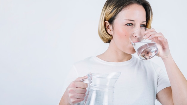 白い背景に水を楽しむ女性