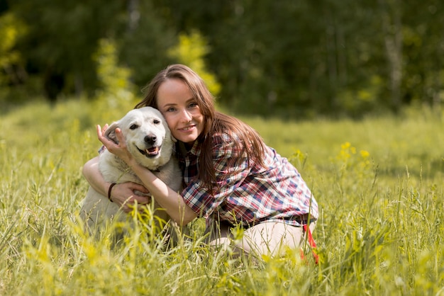 田舎で犬を楽しんでいる女性