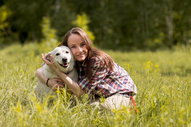Женщина наслаждается с собакой в сельской местности