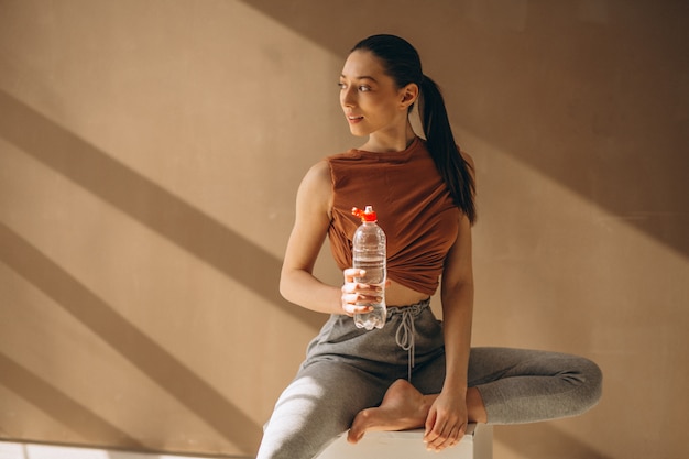 女性運動と水を飲む