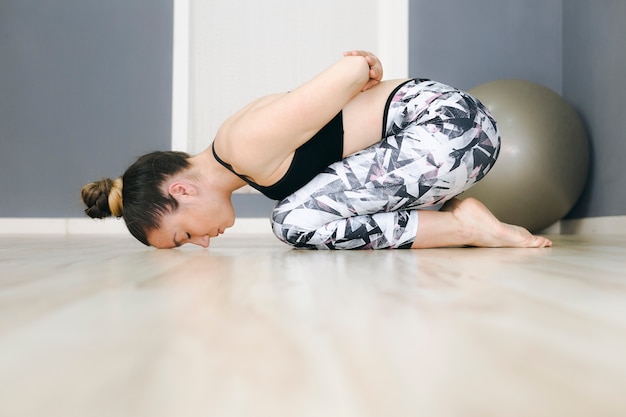 Free photo woman exercising on floor