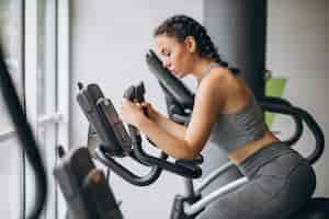 Free photo woman exercising at the gym by herself