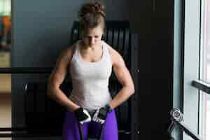 Free photo woman exercising in gym