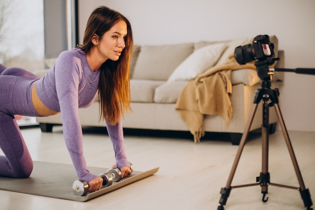 Foto gratuita donna che si esercita e fa video da casa