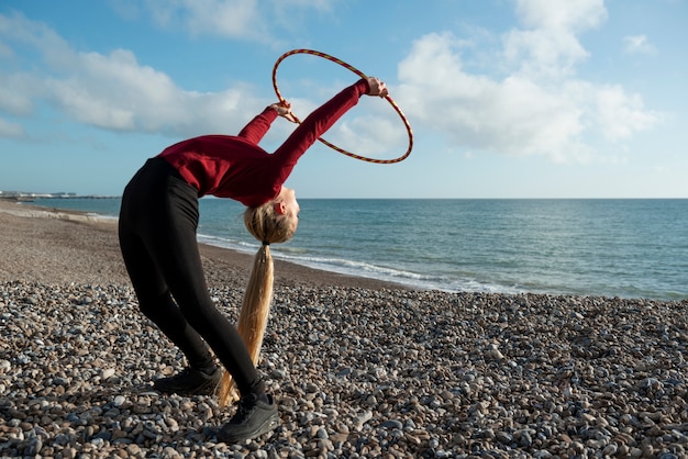 Foto gratuita donna che si esercita con il cerchio di hula hoop