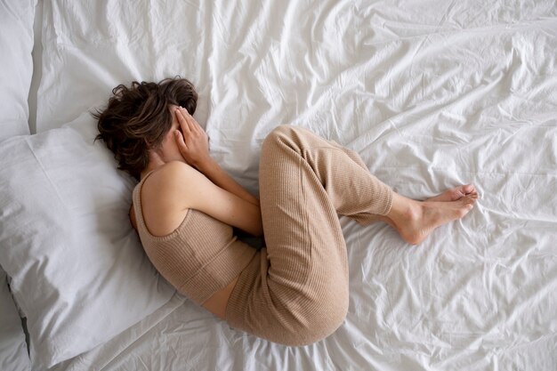 不安を経験している女性フラットレイ