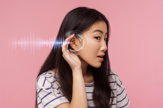 Free photo woman experiencing hearing issues side view