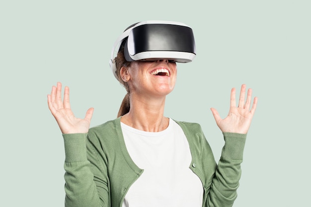 Foto gratuita donna che sperimenta la tecnologia di intrattenimento vr