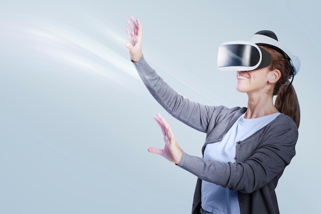 Free photo woman experiencing vr entertainment technology