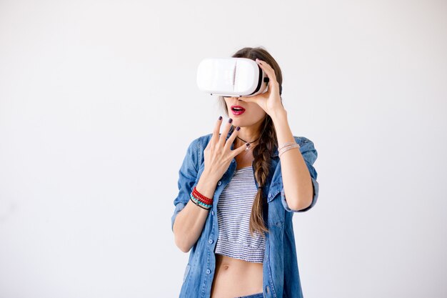 женщина испытывает технологию VR