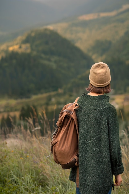 Free photo woman exploring beautiful rural surroundings