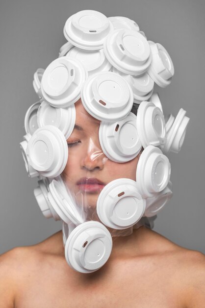 Лицо женщины покрыто белыми пластиковыми крышками