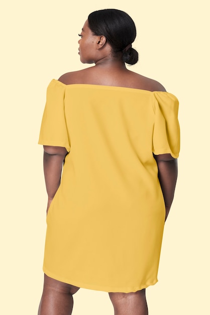 뒤로 노란색 드레스 플러스 사이즈 의류 패션을 직면하는 여자
